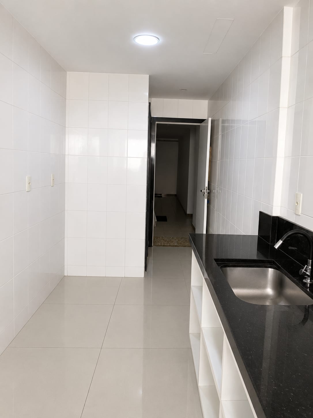 Cozinha antes da reforma conduzida pela JWB Engenharia