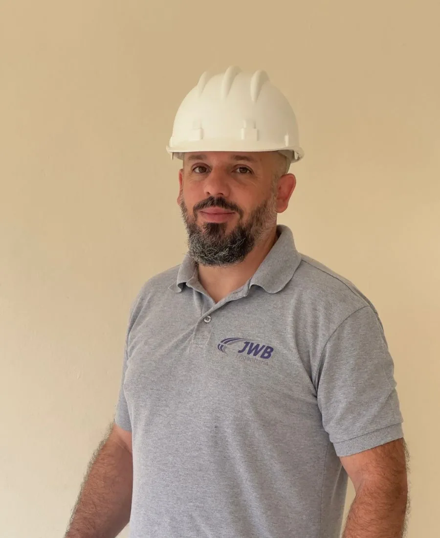 Engenheiro responsável presente em obra da JWB